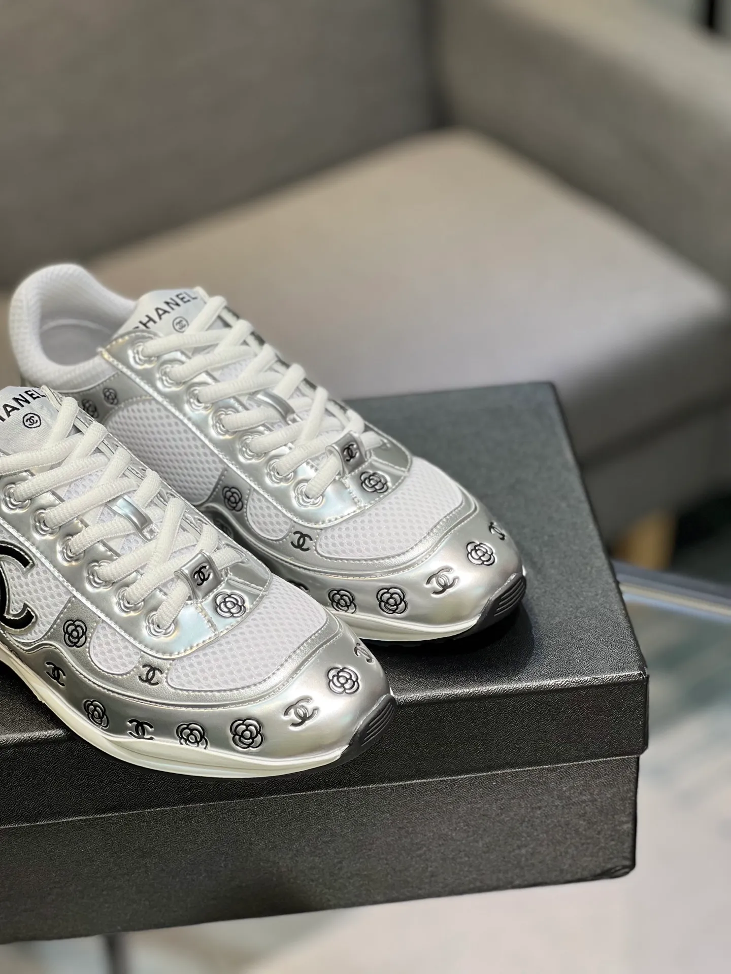 Men's men's shoes 💰640 Exclusive real shot (top version) CHANEL Chanel 2025ss color matching thick-soled casual sports shoes and sneakers. The counter is synchronized. The counter is very popular. A shoe that is very difficult to buy. The most popular thick-soled panda shoes on the Internet. It can be imagined that Xiaoxiang control can't miss it. It has both good looks and comfort. Simple and versatile white shoes. The thick sole increases the height and is super versatile. Close your eyes and wear it. Whoever wears it will look better. Upper: calfskin Lining: imported sheepskin lining Outsole: TPU original outsole Size: 35-44 (customized for women 41 and 40, and 45 for men)